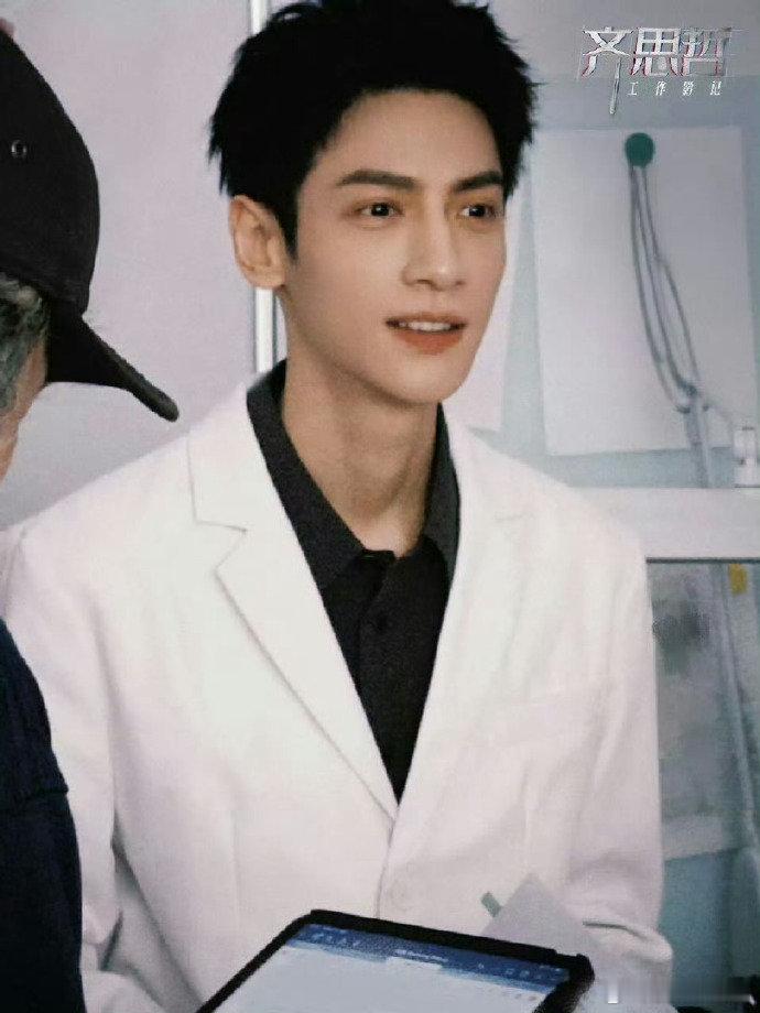 终于又等到了罗云熙的现代剧剥茧 高智法医太带感！齐思哲既能找线索又能追凶，白大褂