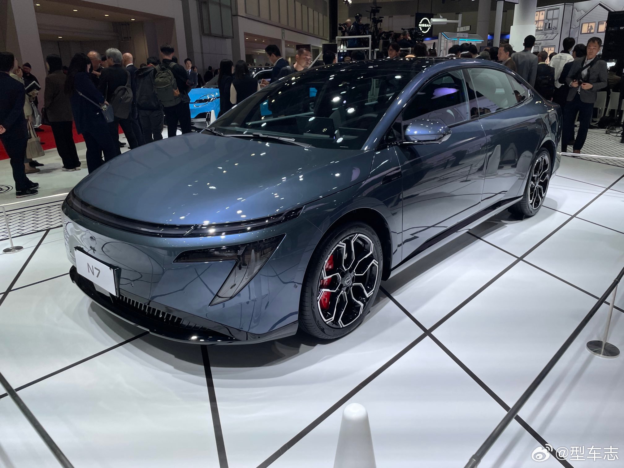 N6神颜一见倾心 这次东京车展，日产展台摆了纯电 N7，但海外媒体间聊得最多的，