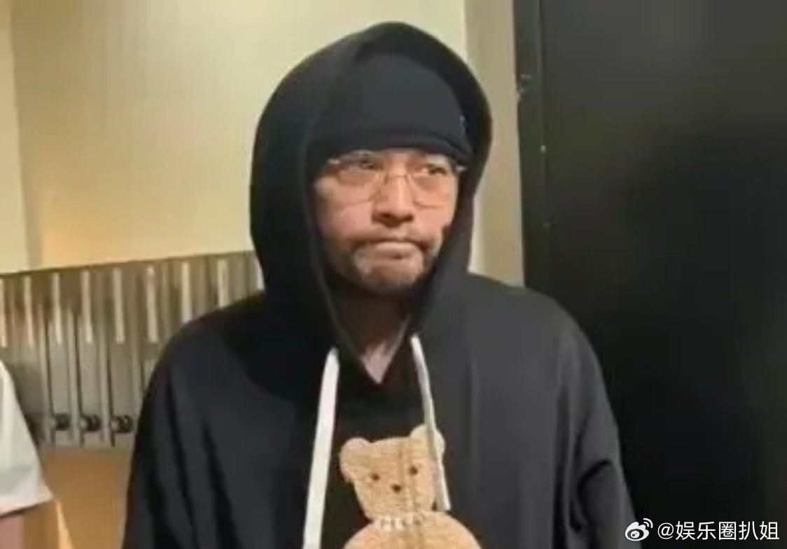 周杰伦 强直性脊柱炎有网友在日本偶遇，虽然他还是穿着熟悉的黑色卫衣，但是背有些佝