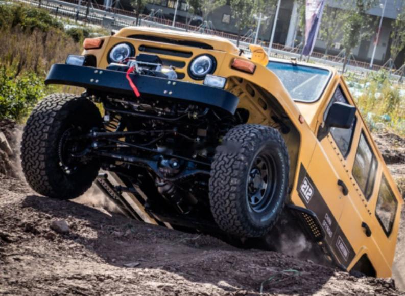 212狙击手，这车您还有印象吗？2.4T手动挡的硬派越野车在马路上一次没见过~~