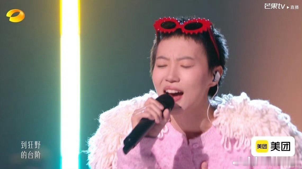 窦靖童顶着两坨泡面就出来了谁把泡面倒窦靖童肩上了歌手直播很难得有艺人这般坦然随性