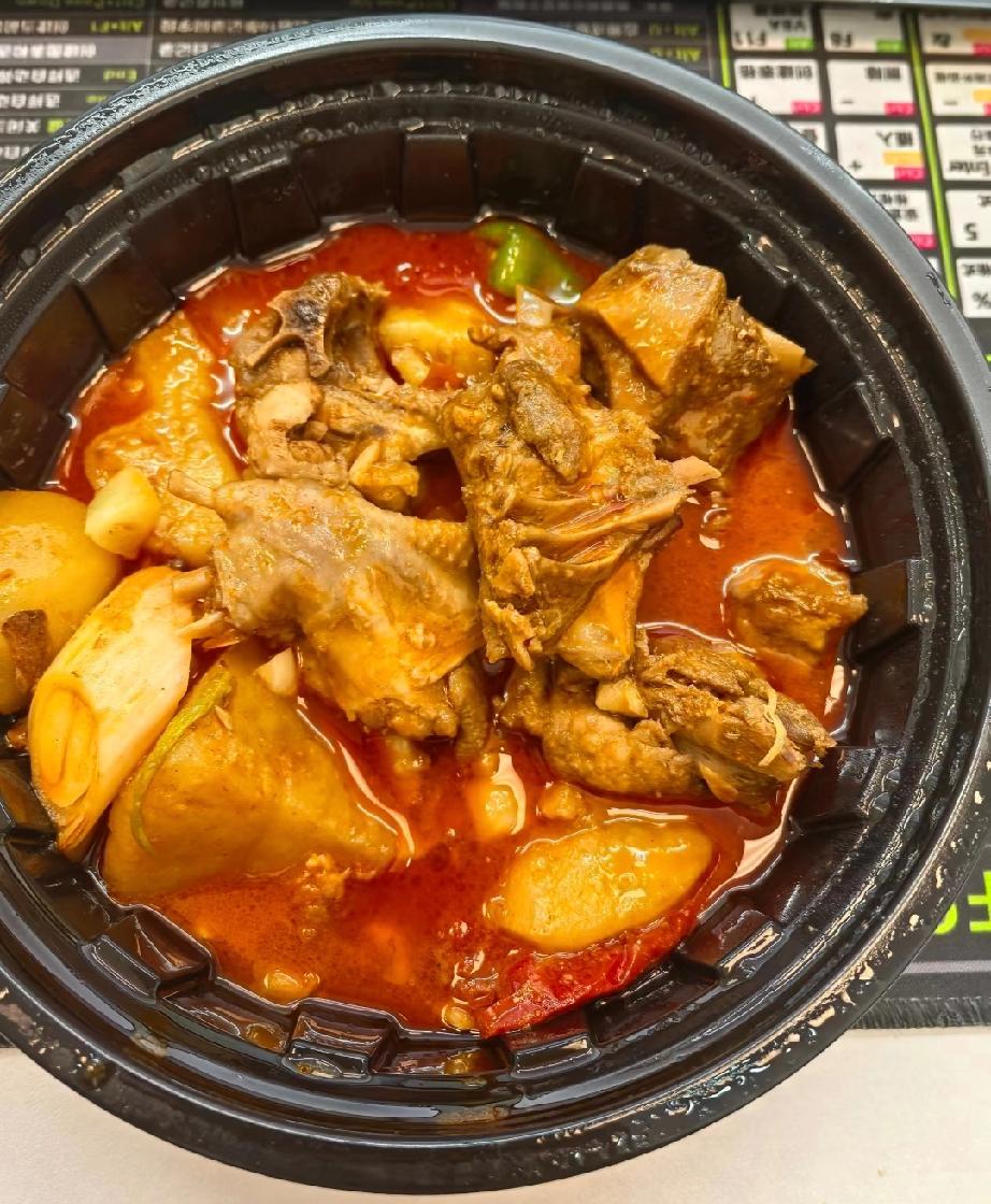 网友发文吐槽:西贝的大盘鸡，“大”盘鸡，只有5、6块鸡肉，而且没一块好肉，花了6