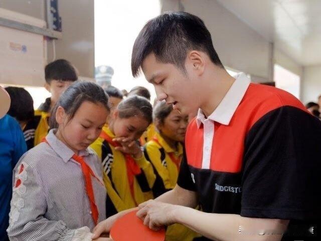 谁能想到！赛场上挥拍如电的“国乒一哥”，赛场下竟是默默行善的“匿名侠”！

近日