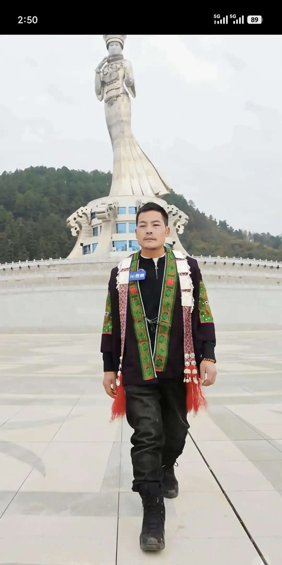 85万，他一场直播救活整个县
 
毕节山沟的苹果烂在树上那天，刀疤哥蹲在工地板房