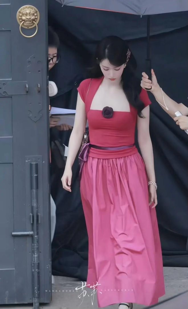 王楚然衣服前的花是什么意思 