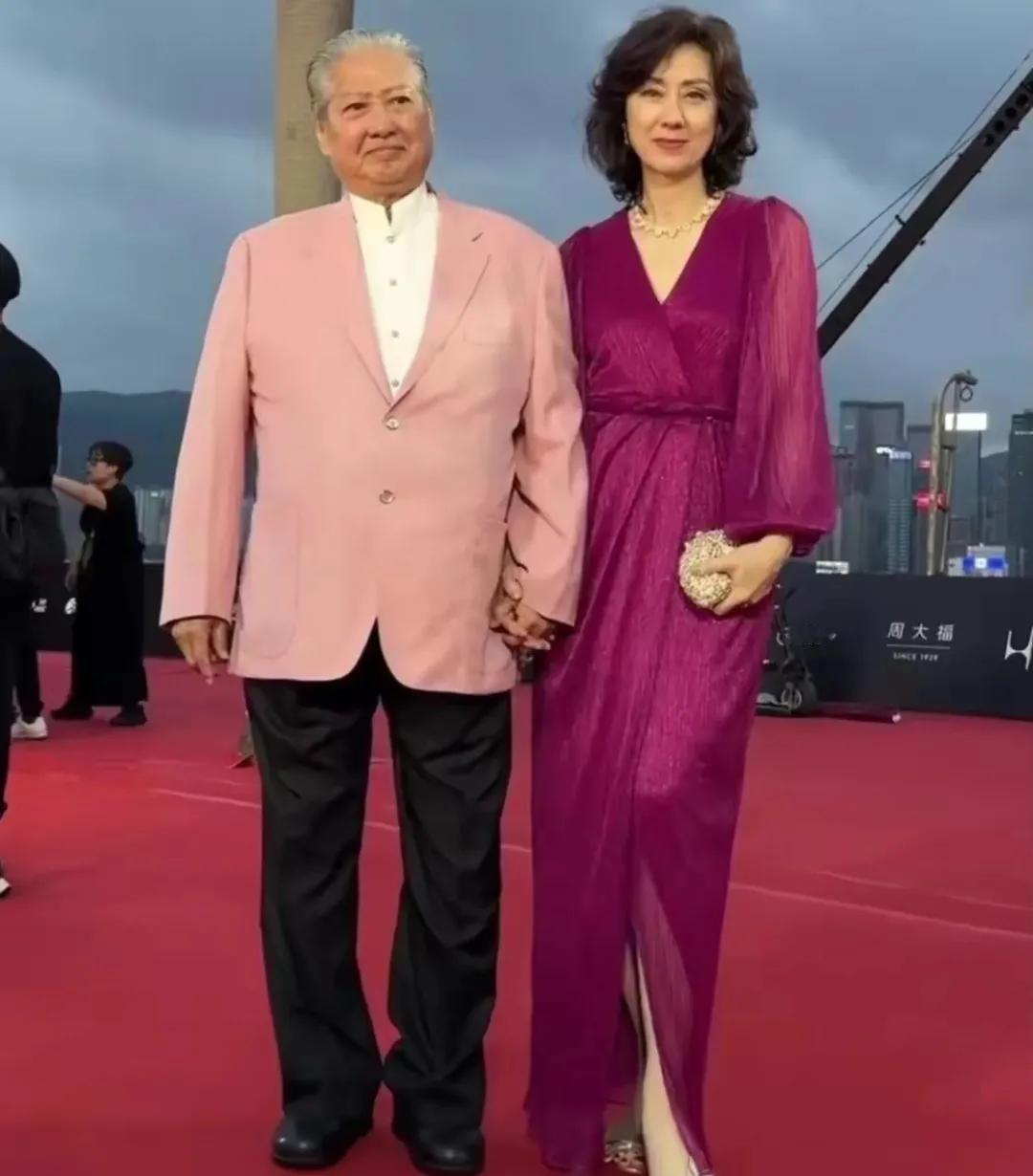 洪金宝高丽虹同框亮相红毯
最近，洪金宝与高丽虹一起亮相金像奖
75岁的洪金宝依然