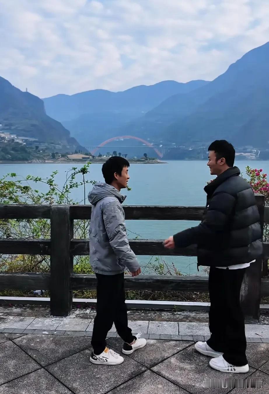 莫名感觉这俩好般配，哈哈哈哈哈哈[呲牙]！

伟大的毅玲爸爸和善良的秋天爸爸经历