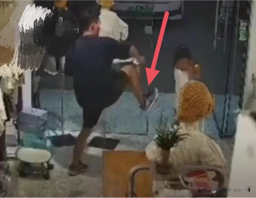 #爸爸一脚踹飞女儿算家暴么#近日，安徽一名小女孩因跟爸爸玩闹被一脚踢飞的视频在网