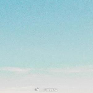 早安心语 清晨的露珠里，藏着昨夜未说出口的思念。趁阳光正好，把“早安”酿成蜜，甜