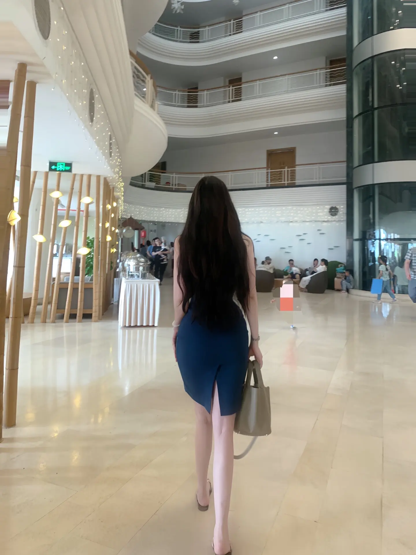 “她在一步一步贿赂你心甘情愿靠近她 你不该情有独钟”