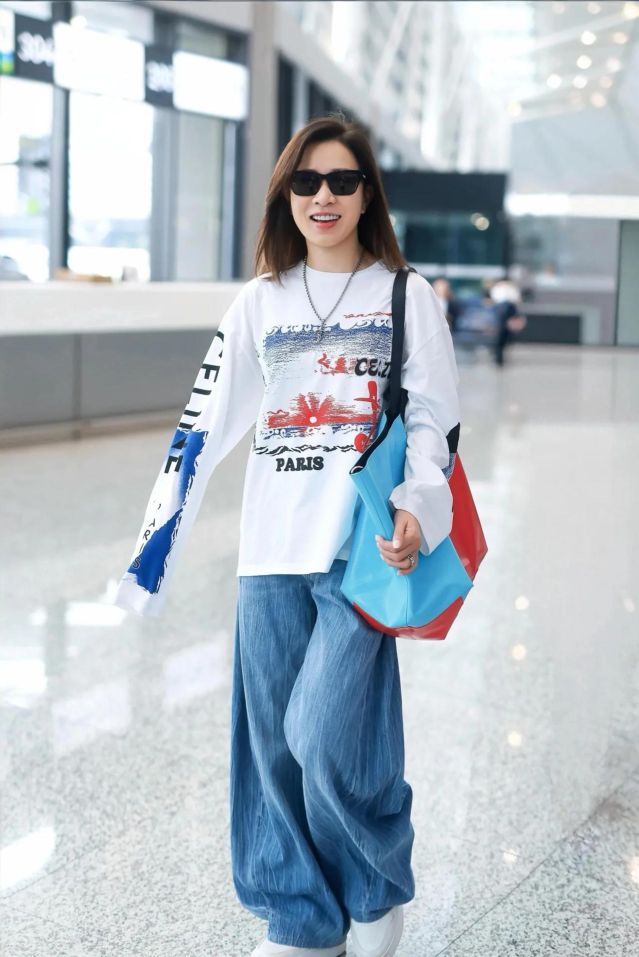 佘诗曼机场生图状态绝了！
印花长袖配牛仔裤，简约又高级
松弛感穿搭的天花板，日常