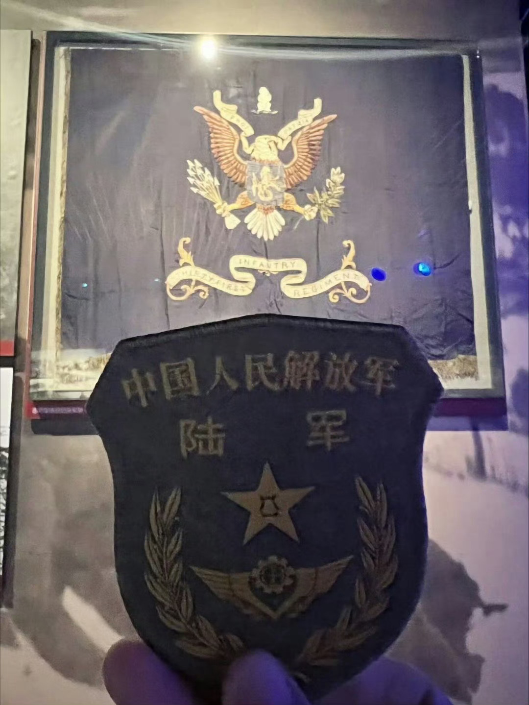 今天发这张照片，中国陆军和蒸笼布合个影。 