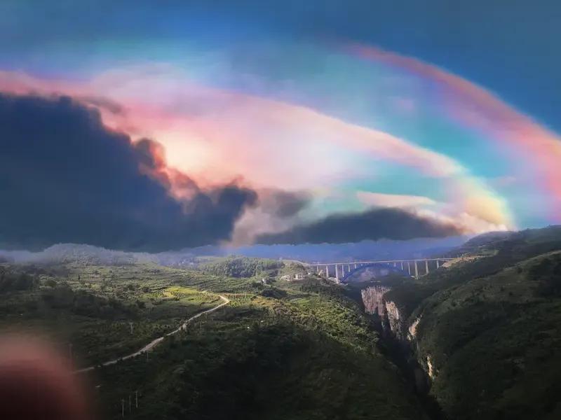 出上：瑞雪临门庭积玉，
对下：长虹跨寨户满金。