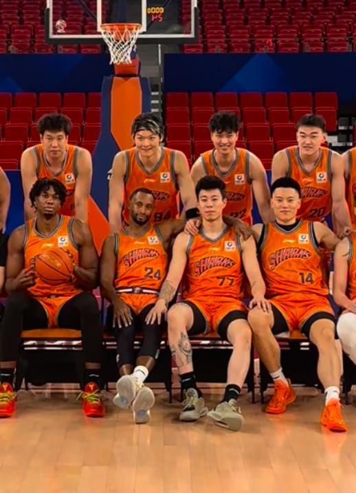 张镇麟 上海队今日拍摄新赛季定妆照弗格和金金坐在一起 