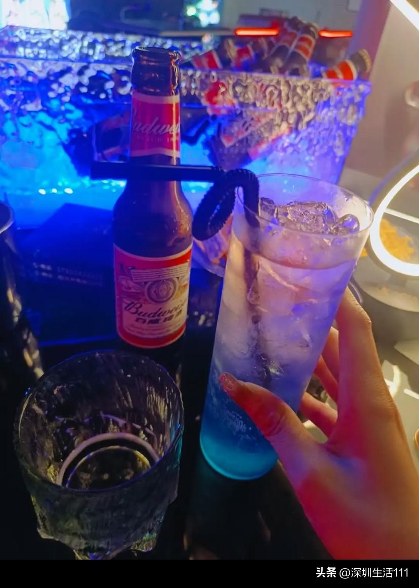 有个朋友，今年40岁，离婚8年，独自带着一个10岁的儿子生活。

20年前，她谈