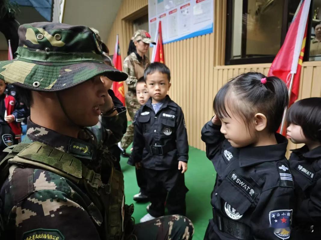 分享城市新鲜事 国庆期间的武汉，那叫一个热闹非凡。
武汉公安超给力，启动高等级勤