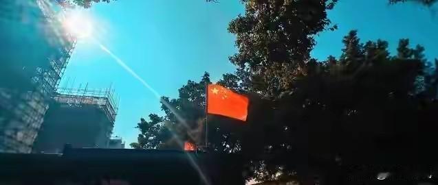 踏过万里河山，才懂我根在中国。
 
这句话出自台中彰化的五金店老板陈俊明。今年四