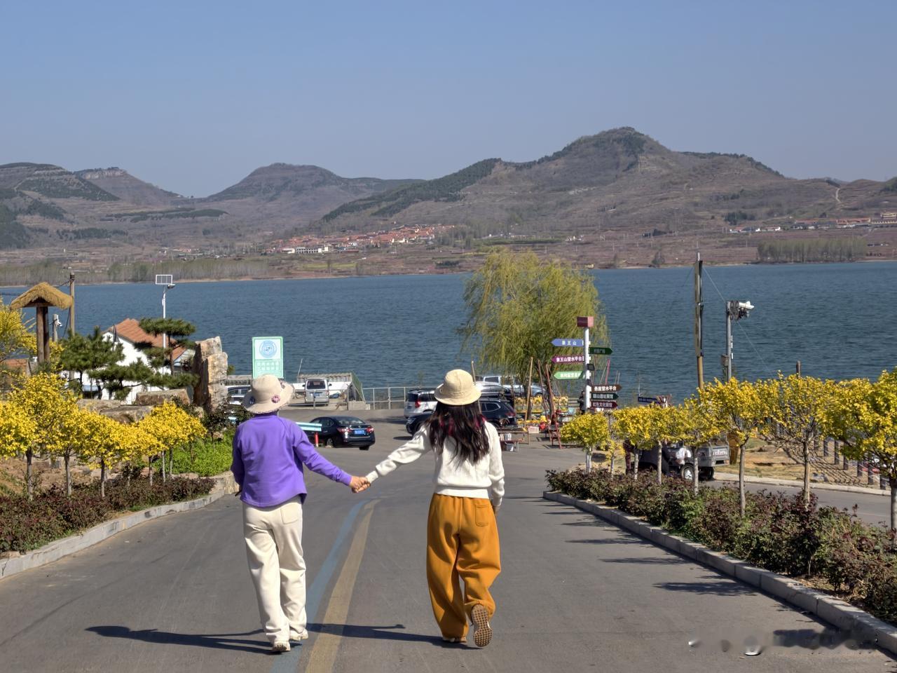 自驾沂水洱海秘境，打卡最美移民村-河奎村:，环湖起点，湖光初遇。

清明假期的最