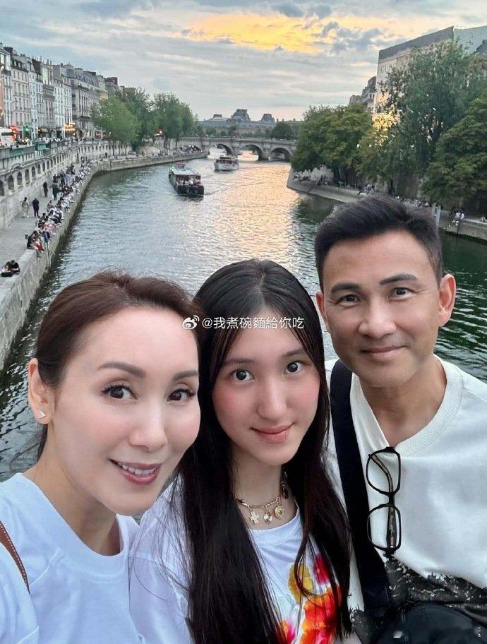 郭可盈一家三口巴黎旅游郭可盈林文龙女儿近况 郭可盈分享巴黎全家福，与林文龙冻龄状