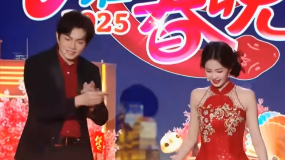 白鹿收到白鹿糖画 新年收到礼物真的很让人开心，白鹿穿着一身红衣向大家走来，真的是