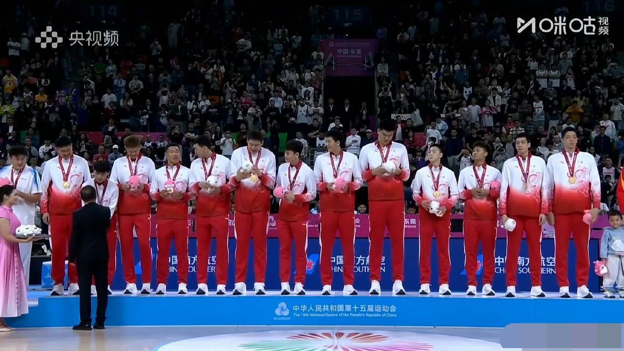 恭喜广东队时隔十年再一次夺得全运会男篮冠军🏆，赛后杜峰哽咽着接受采访，他说这是