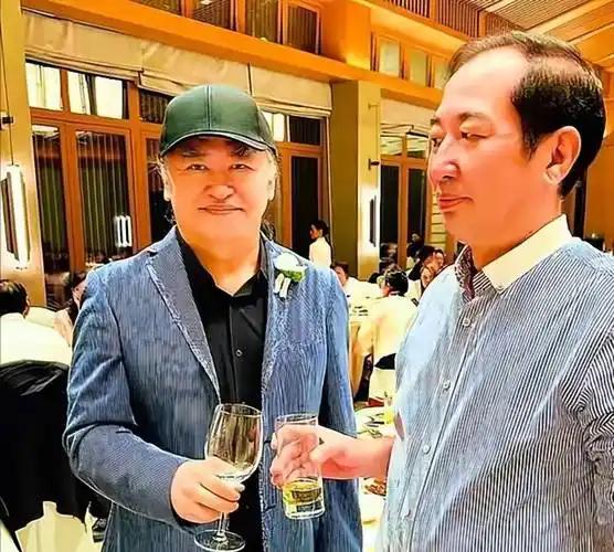 刘欢的酒量和他股骨头坏死有关吗？
 
前央视主持人赵普追忆：
二十多年前，刘欢演