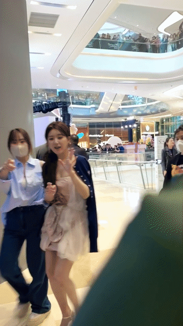 #赵露思看到小狗走不动路#🆘两只小狗长得超像，难怪赵露思会这么惊讶了，没想到还