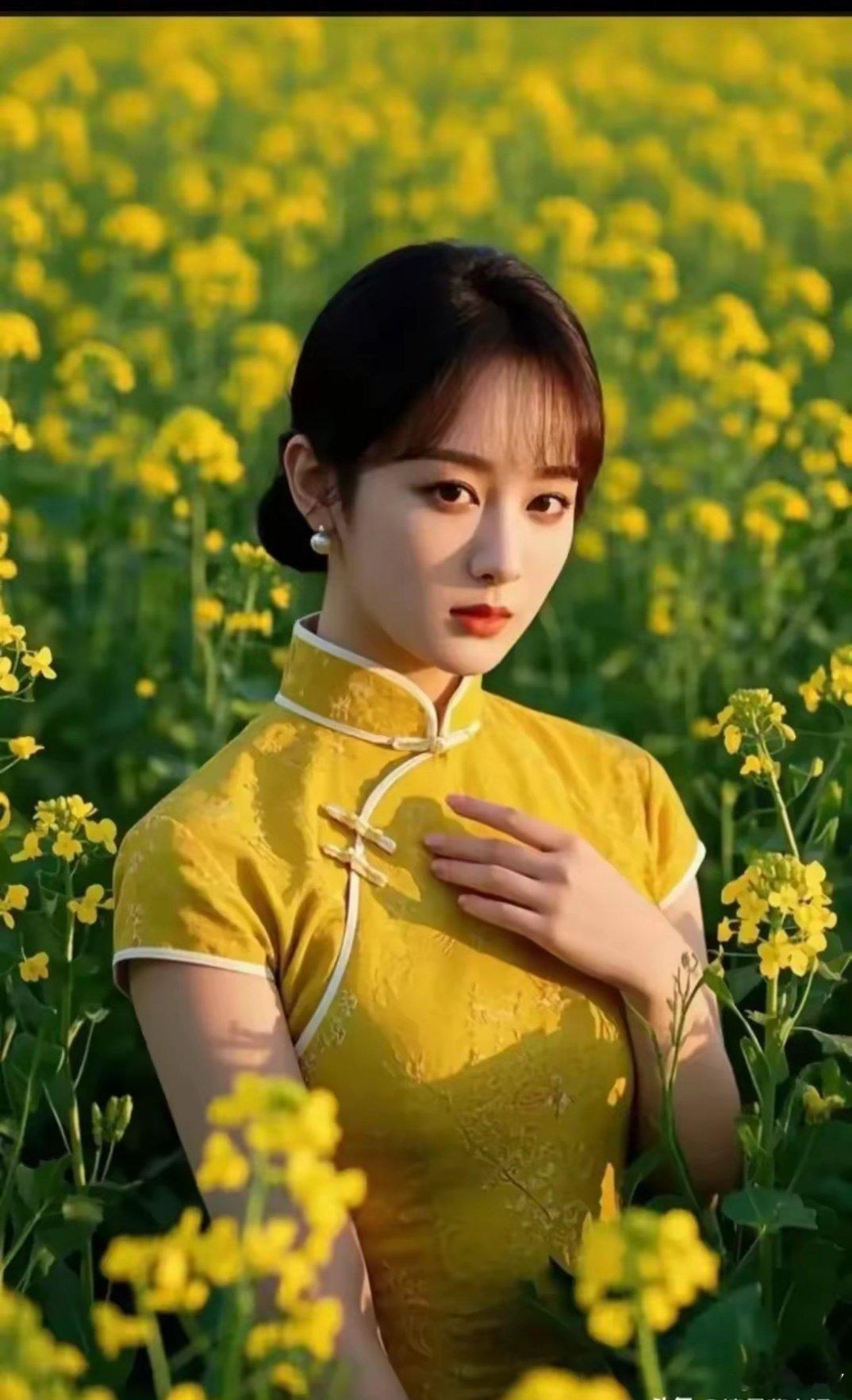 杨紫和唐艺昕黄旗袍油菜花田写真，超级好看，各有各的美。 ​​​