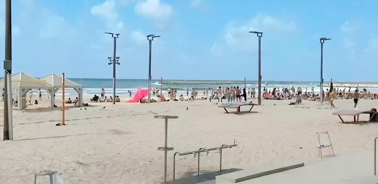 谁能想到，以色列官方反复警告、明令禁止人们去海边，结果还是挤满了人，不是大家不怕