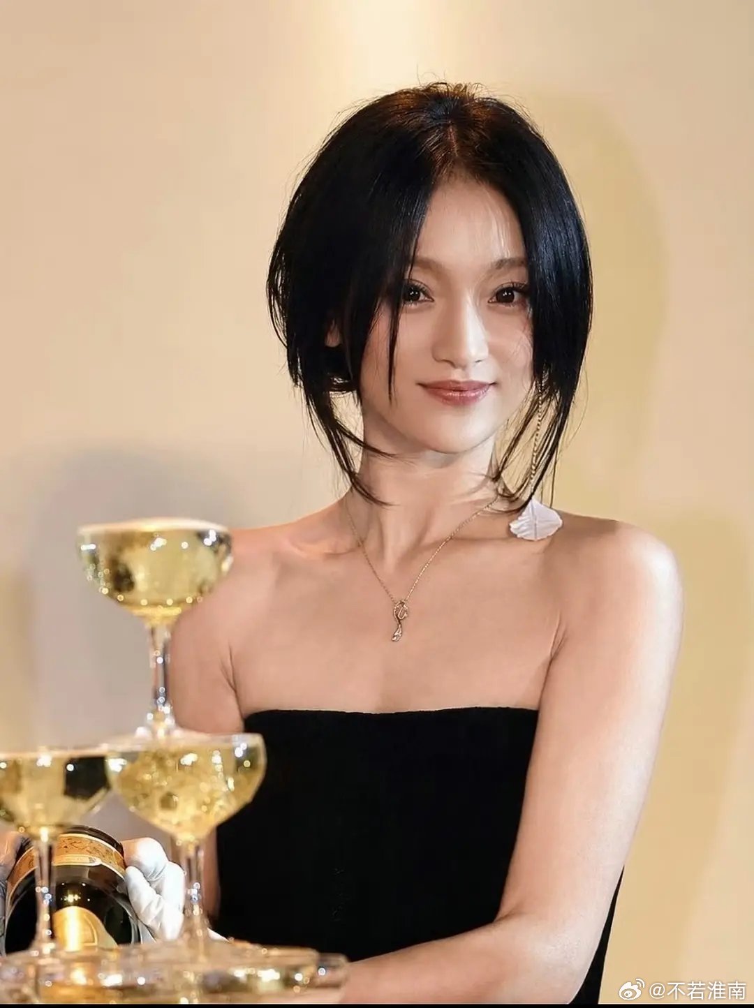 这是居然是当年签约华谊的周迅，看起来像二十几岁的人，你能看出她这个时候多大了吗？