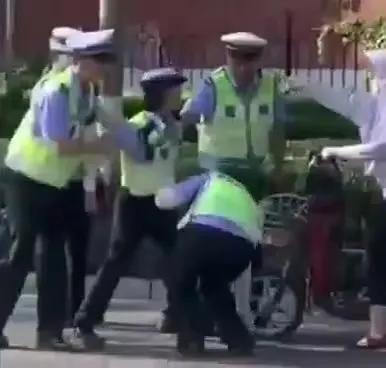 近日，网上频频出现公务人员蛮横霸道的消息，有东阿县女“交警”辱骂市民，扬言要“弄