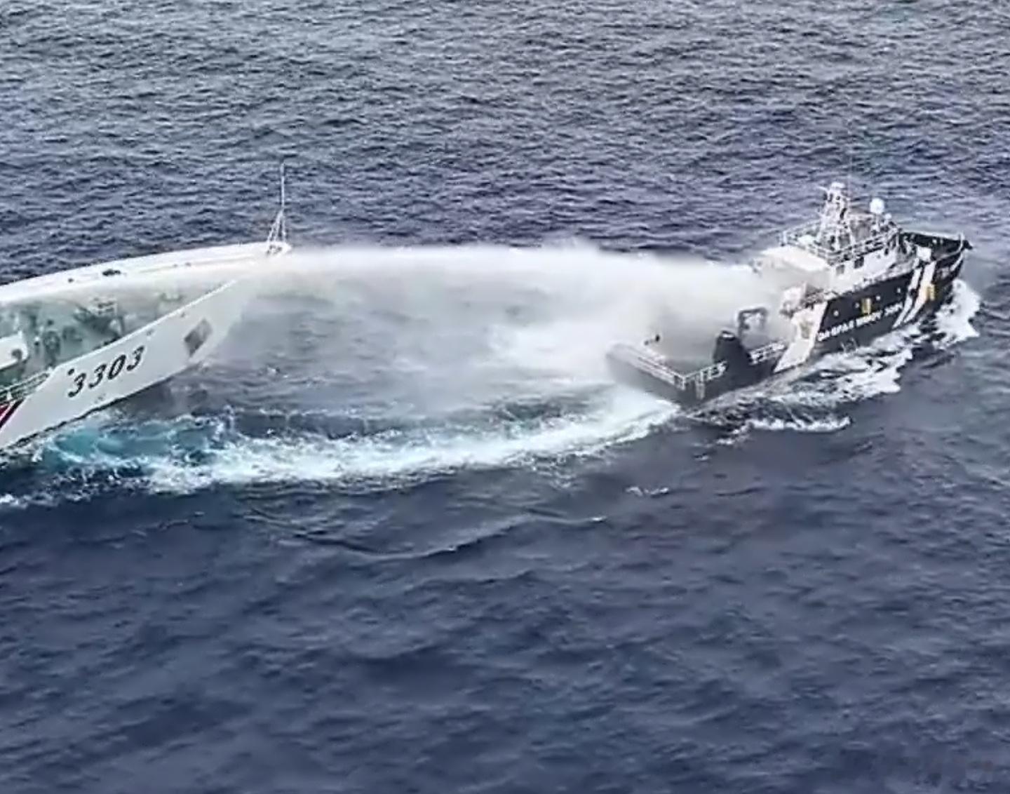 中国海警今天在黄岩岛海域处置菲律宾船只。 