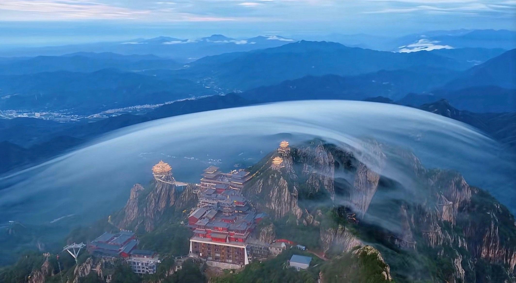 男子回应在老君山拍到灵气护罩奇观第一次对小说里的护山大阵有了直观感受！山里肯定有