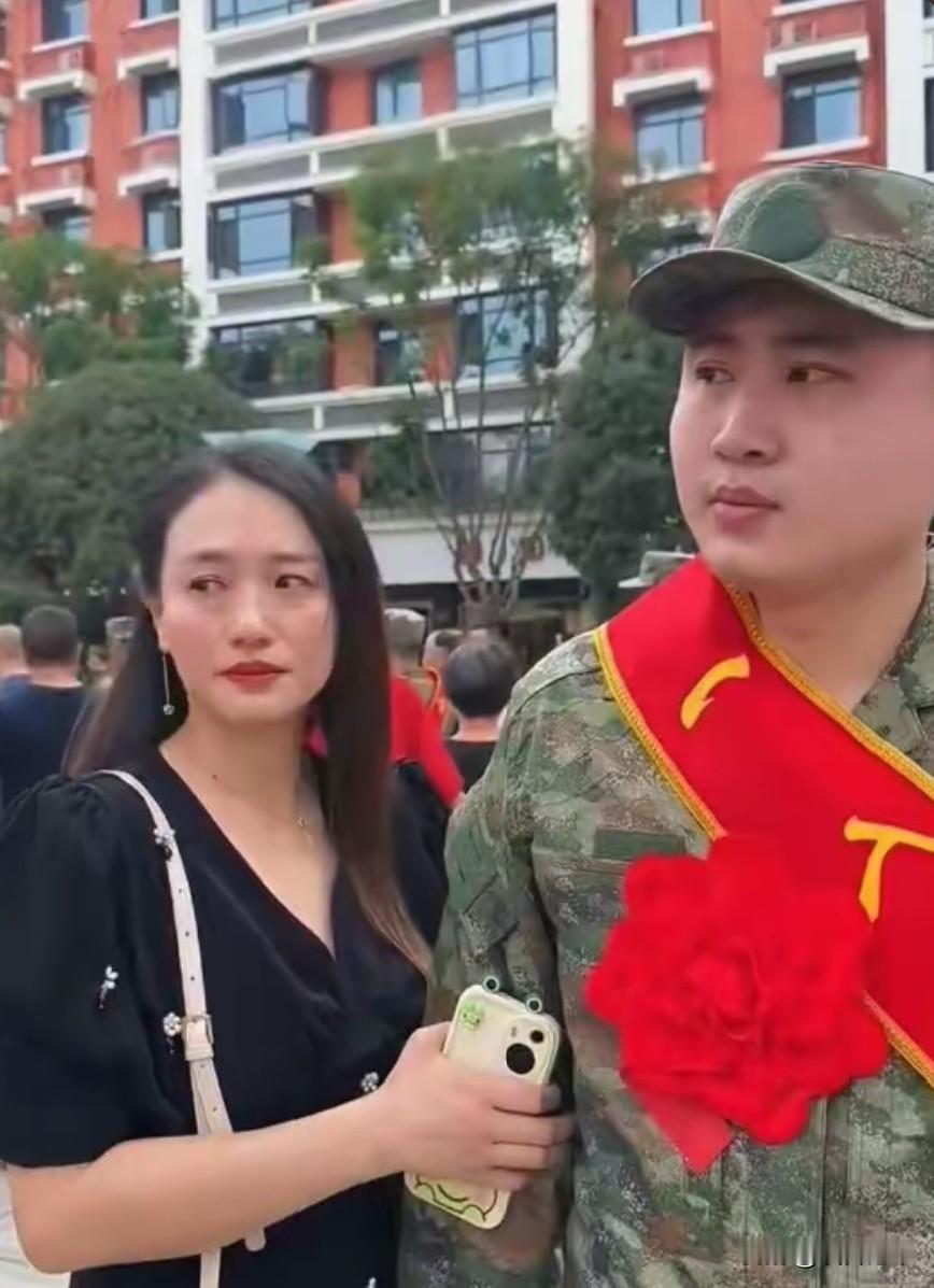 看哭了！一姑姑送侄子去参军，车站里别人都是爸妈送行，她却一个人站在队伍外面，眼泪