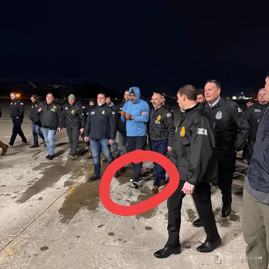 搞不明白马杜罗戴着手铐，坐在椅子上面，双手竖起大拇指是什么意思？
从被抓那一刻，