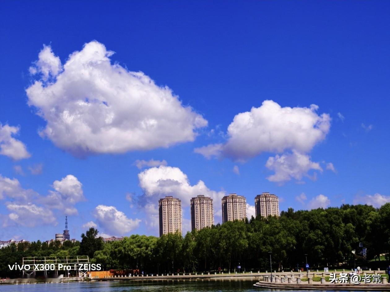 【原创\图文】
碧宇云舒漫远天，
翠林湖畔景悠然。
层楼隐入云光里，
一揽春城秋