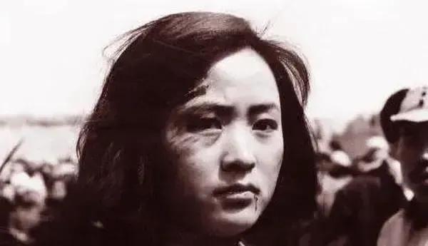 1942年，一女战士被鬼子抓捕，用尽酷刑后，鬼子决定将女战士活埋。不料，到了刑场
