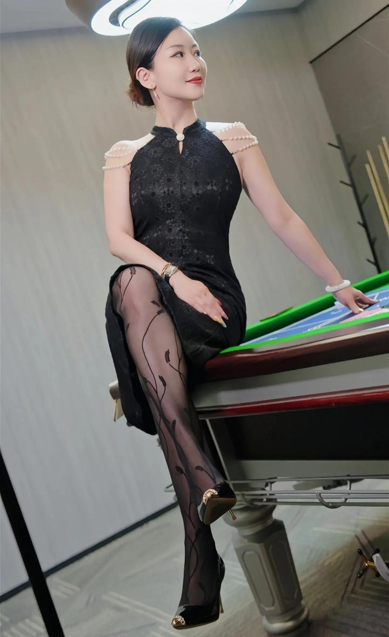 优雅成熟女人典范
成熟优雅的女人从骨子里透出的自信与高贵，在任何场景穿搭任意的衣
