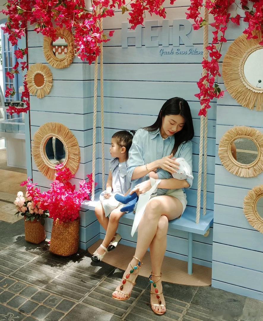 程晓玥晒出一双儿女合照，二胎是个男宝宝，儿女双全好幸福呀程晓玥 