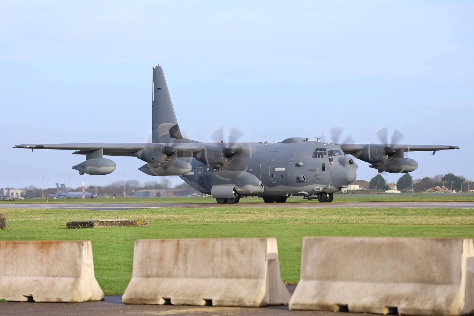 近日，七架隶属于MD二等人特战司令部（AFSOC）的MC-130J“突击队II”