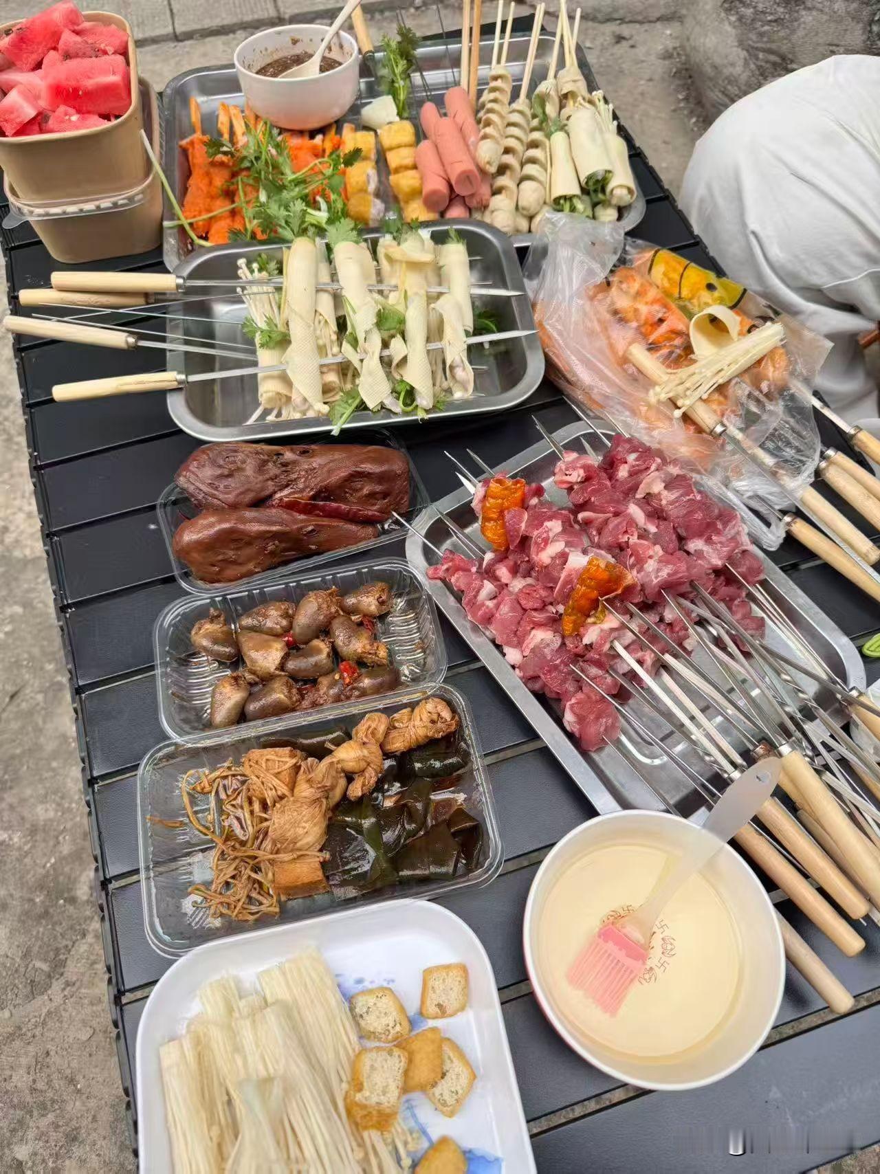 吃顿烧烤，
然后奔赴迪士尼。
烧烤是自己烤的，
足足的佐料，
想吃啥就烤啥，
肉