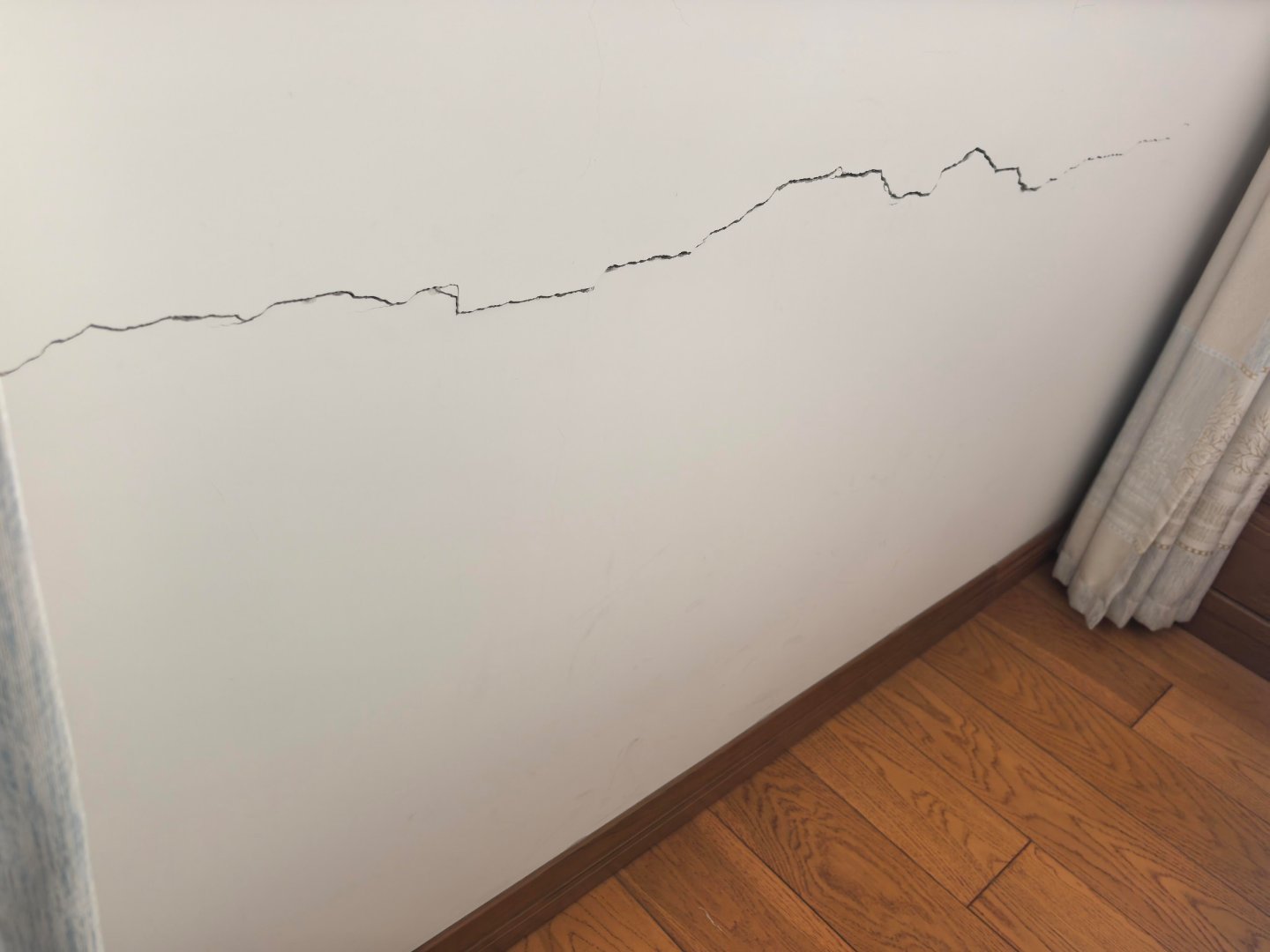 住了十年的房子开始报复我好像我家的不止10年了，不止电器一类的，就算房子也出现了