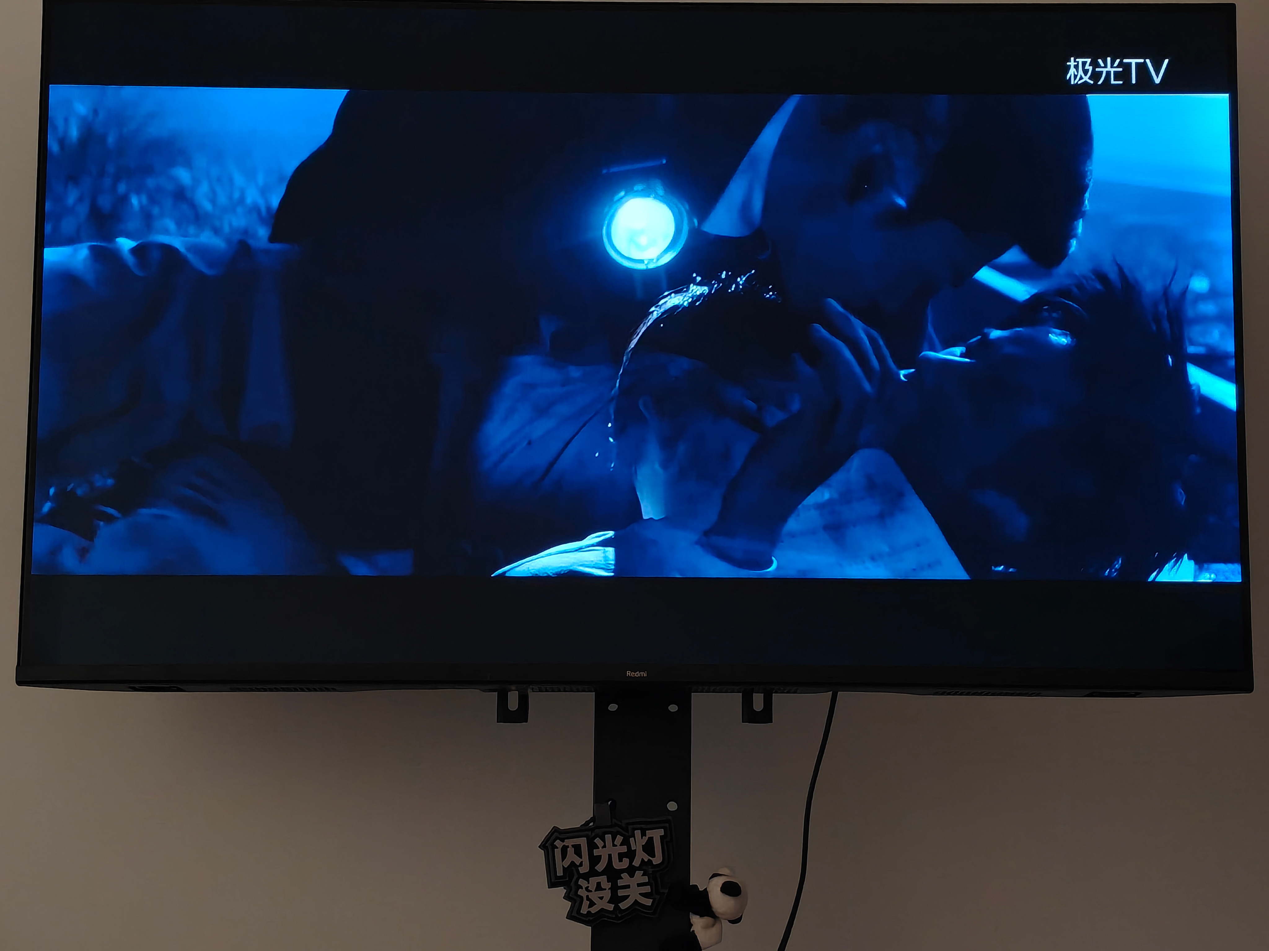 我确认了，在电影院里能忍住不盗摄邱默云的都是戒过💊的。我在家躺着看电视根本忍不