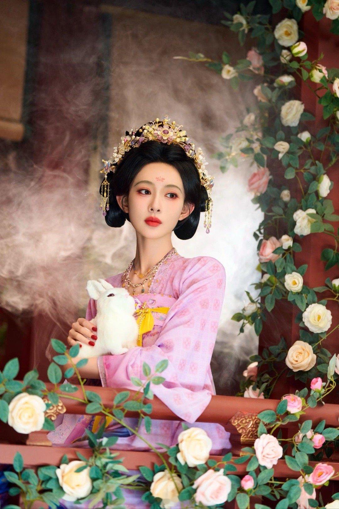孟子义中秋节营业照孟子义分你一半月饼 一袭朱红古风装太吸睛！孟子义搭配凤凰纹金饰