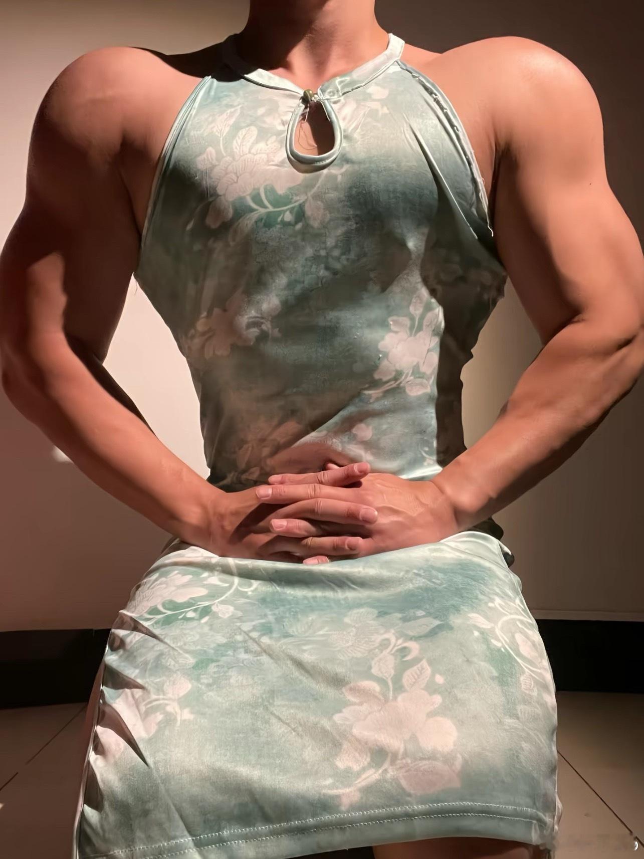 宽肩窄腰屁股翘的老婆