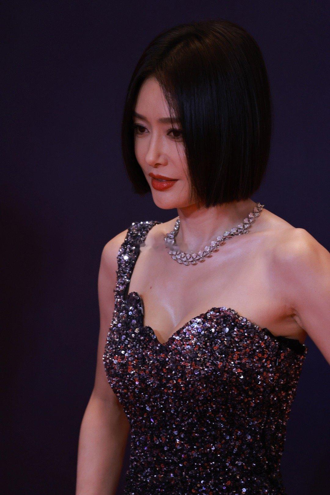 秦岚尖叫之夜红毯，星光鱼尾礼服造型辣么美[彩虹屁][哇] | 2404 ​​​