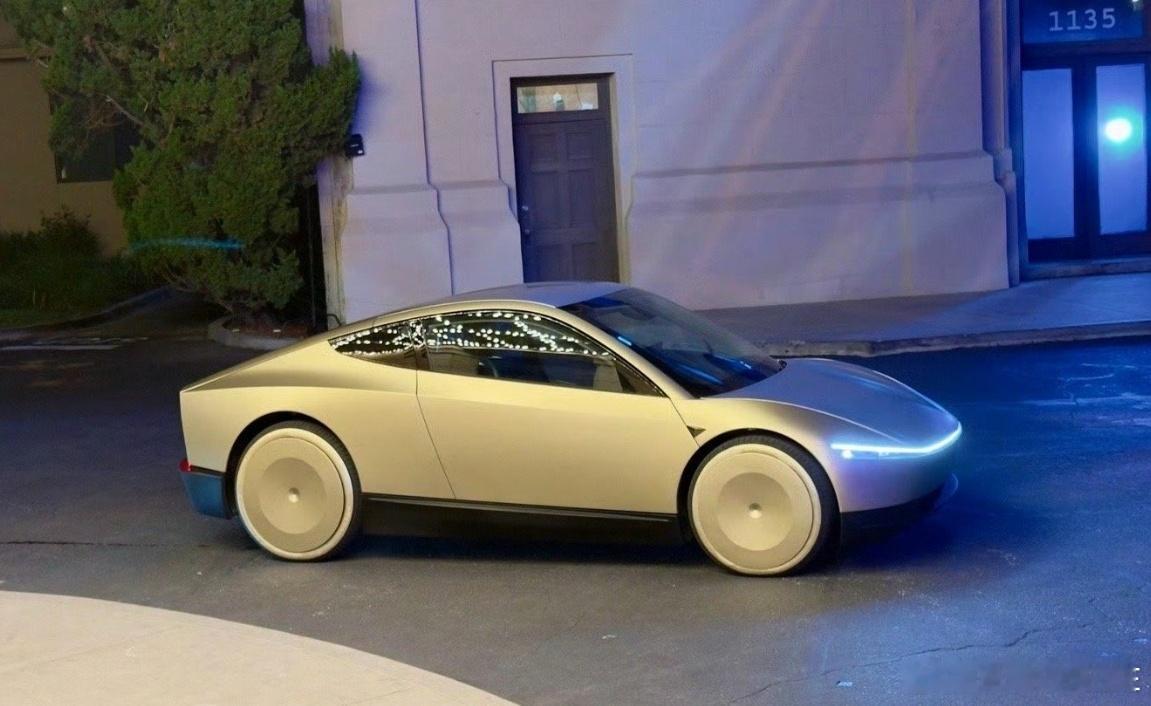 马斯克的Robotaxi终于亮相了，没有方向盘和踏板，造型的确非常的概念化，但是