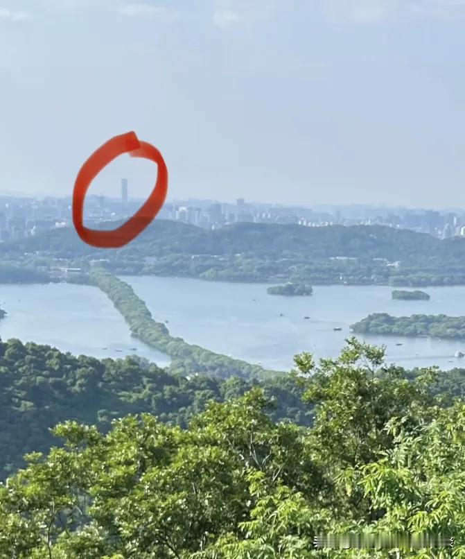 这是杭州的哪栋楼？像显眼包一样，非常的独特。从杭州的各个方向看过去，这栋楼都是城