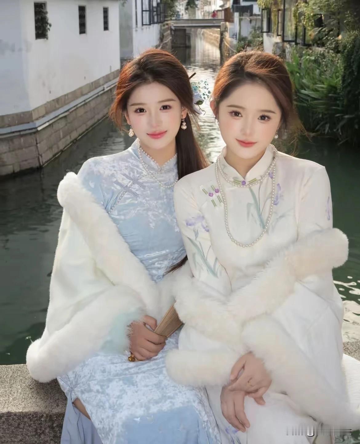 上联：姐妹同撑一片天
下联：兄弟齐心满心欢