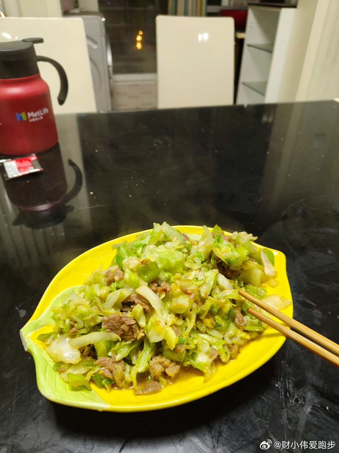 今天晚上回来炒了一个牛肉，这个牛肉是昨天剩下来的。今天还是用小苏打提前腌了一会。